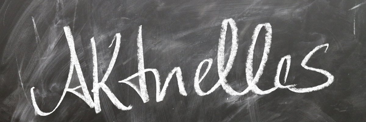 Aktuelles steht in Kreideschrift auf einer Tafel geschrieben